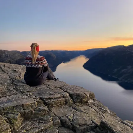 Vakantiehuis Beautiful Line With Sauna Near Pulpit Rock Forsand